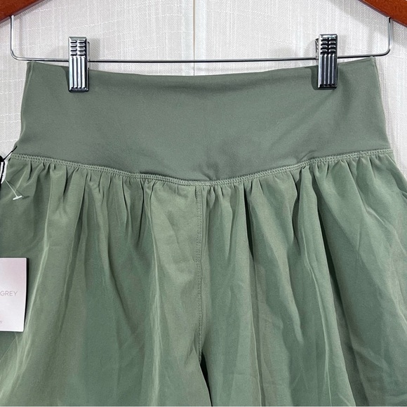 Happily Grey NWT Crossover Waist Athletic Boho Double Layer Shorts Green Sz M - Picture 6 of 11